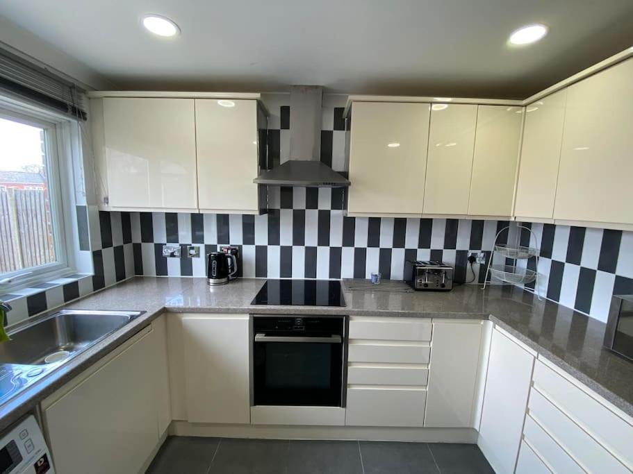 Three Bedrooms House In Γουίνσδορ Εξωτερικό φωτογραφία