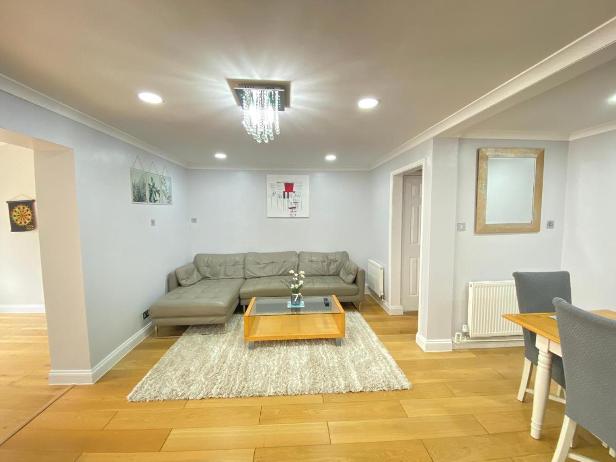 Three Bedrooms House In Γουίνσδορ Εξωτερικό φωτογραφία